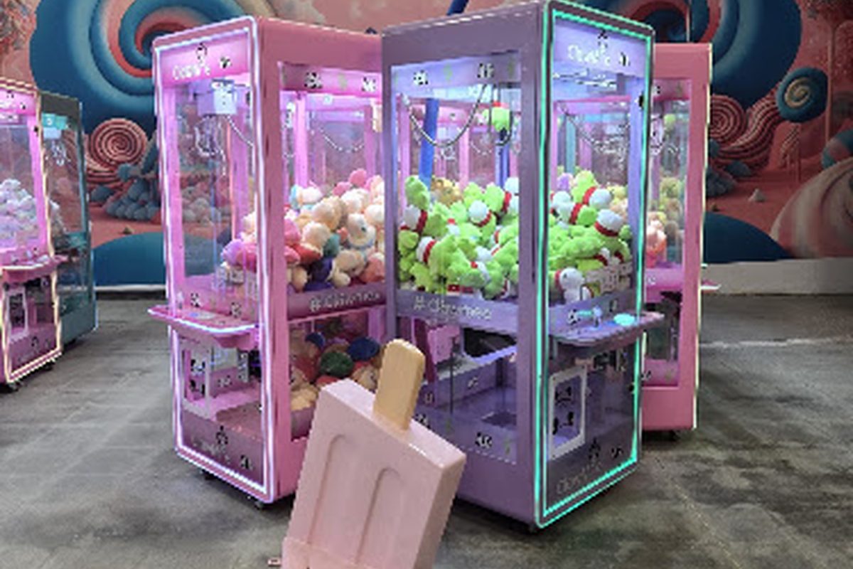 Claw machines at ClawMee (Drummondville) in Drummondville, Quebec