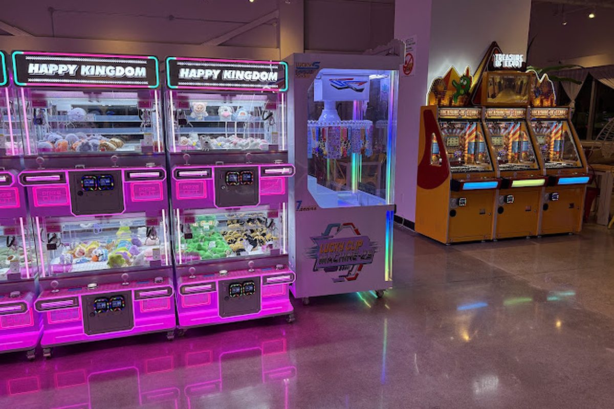 Claw machines at Happy Kingdom Lawrence in Scarborough, Ontario
