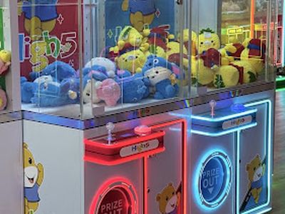 Lucky Claw Arcade claw machine venue in Redlands, California