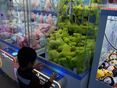 Claw machines at Tanoshii Claw in Brampton, Ontario