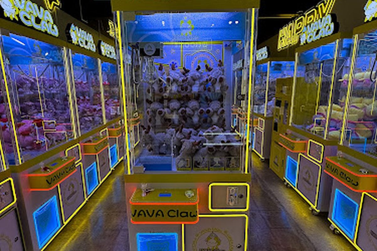 VaVa Claw, a claw machine venue in Aurora, Colorado